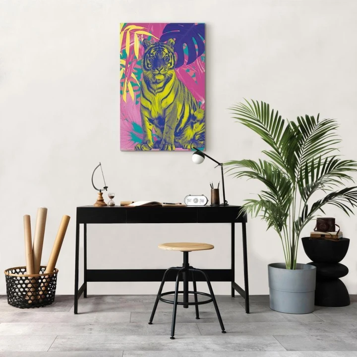 Obraz - Kolorowy tygrys - Intensywne barwy tygrysa w otoczeniu tropikalnych roślin