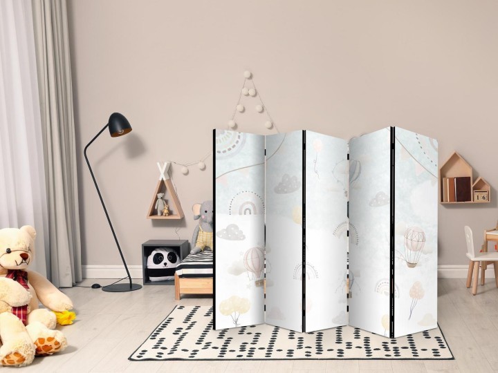 Parawan - Balony na niebie - Balony w pastelowych barwach latające po zachmurzonym niebie - wśród tęczy i gwiazd