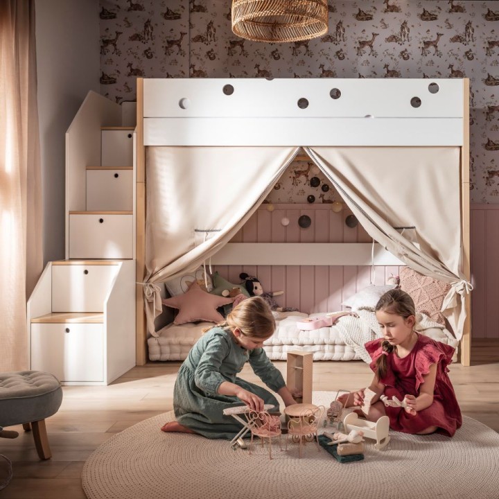 Łóżko na antresoli ze schodami Funflex białe z lnianymi zasłonami