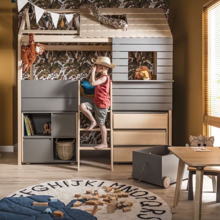 Łóżko podniesione domek Funflex szare z niskimi komodami w aranżacji pokoju młodzieżowego