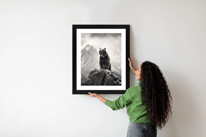 Plakat Niedźwiedź Grizzly Na Wysokiej Skale