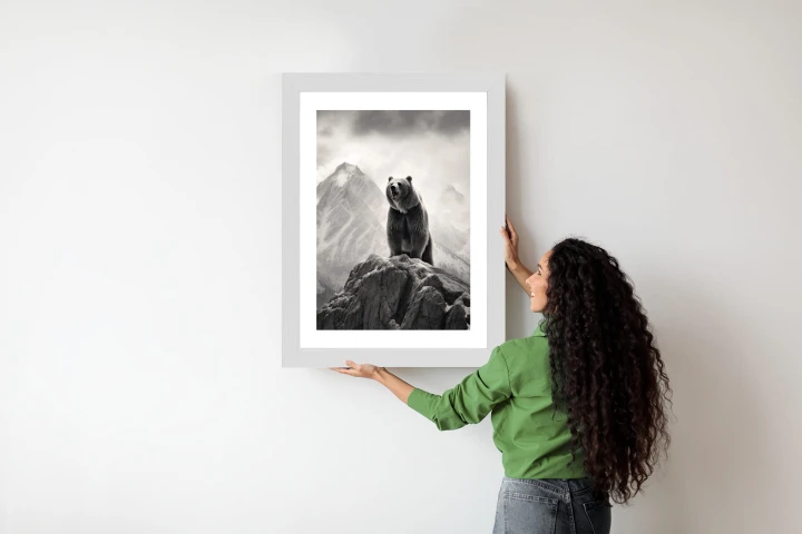 Plakat Niedźwiedź Grizzly Na Wysokiej Skale
