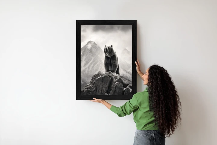 Plakat Niedźwiedź Grizzly Na Wysokiej Skale