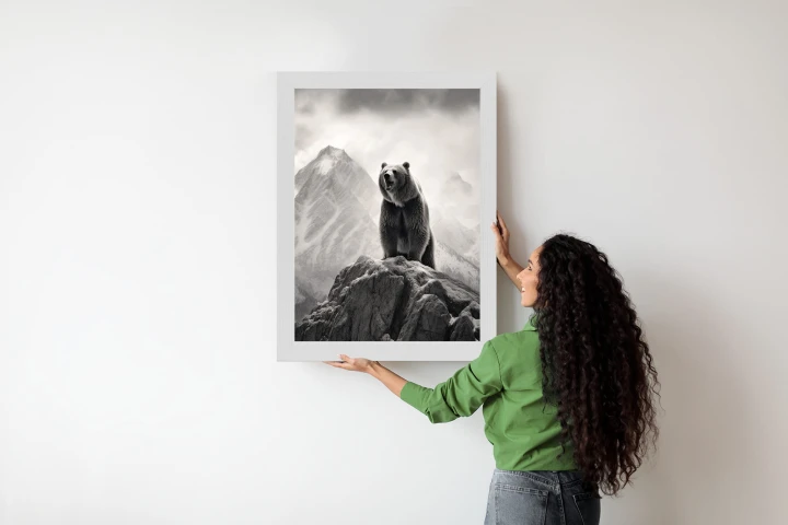 Plakat Niedźwiedź Grizzly Na Wysokiej Skale