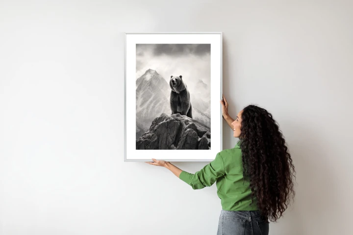 Plakat Niedźwiedź Grizzly Na Wysokiej Skale