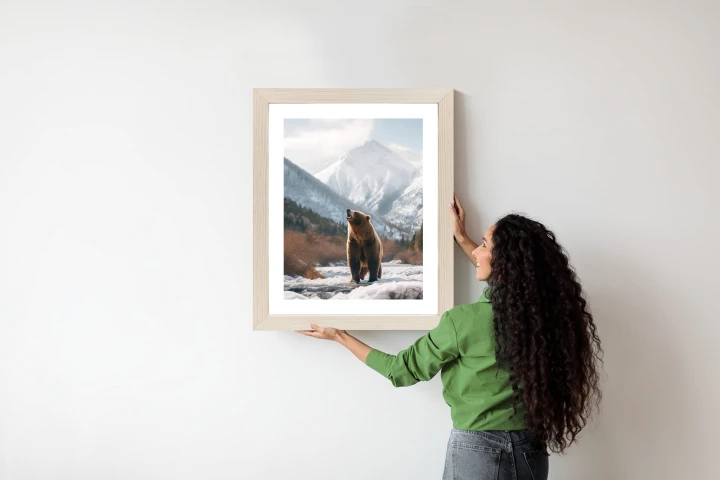 Plakat Niedźwiedź Grizzly Przed Śnieżnym Pasmem Górskim