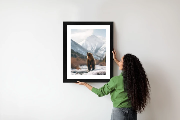 Plakat Niedźwiedź Grizzly Przed Śnieżnym Pasmem Górskim