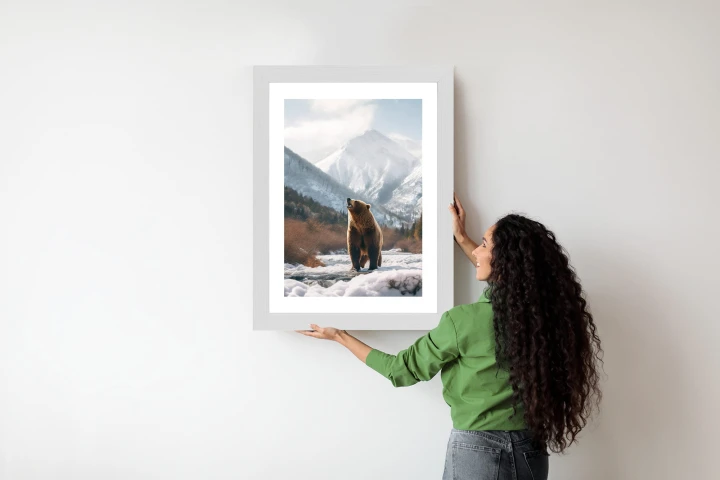 Plakat Niedźwiedź Grizzly Przed Śnieżnym Pasmem Górskim