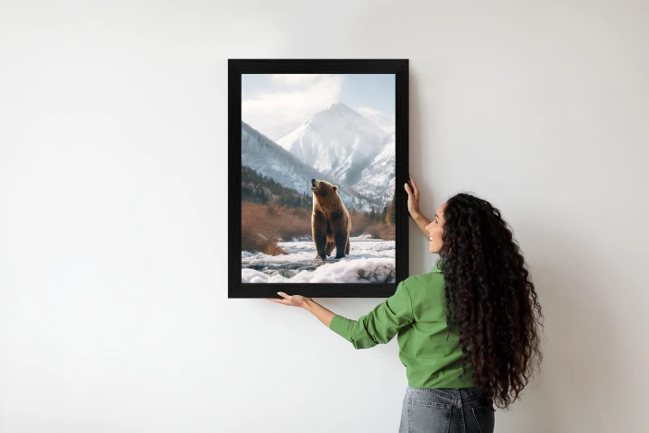 Plakat Niedźwiedź Grizzly Przed Śnieżnym Pasmem Górskim