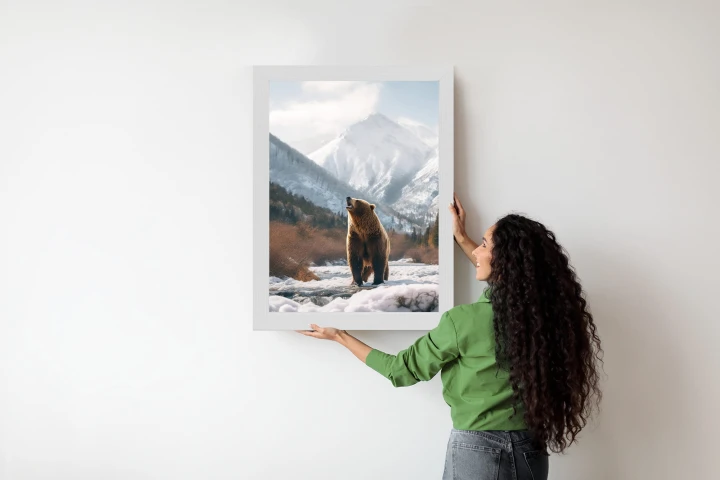 Plakat Niedźwiedź Grizzly Przed Śnieżnym Pasmem Górskim