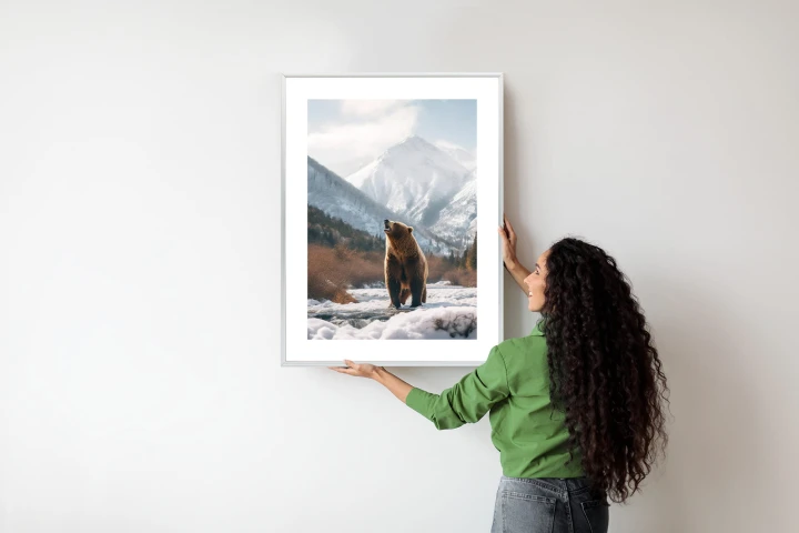 Plakat Niedźwiedź Grizzly Przed Śnieżnym Pasmem Górskim