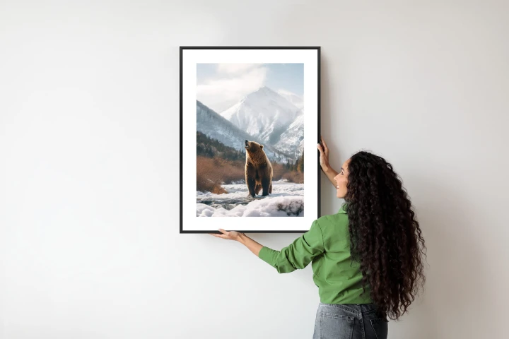Plakat Niedźwiedź Grizzly Przed Śnieżnym Pasmem Górskim