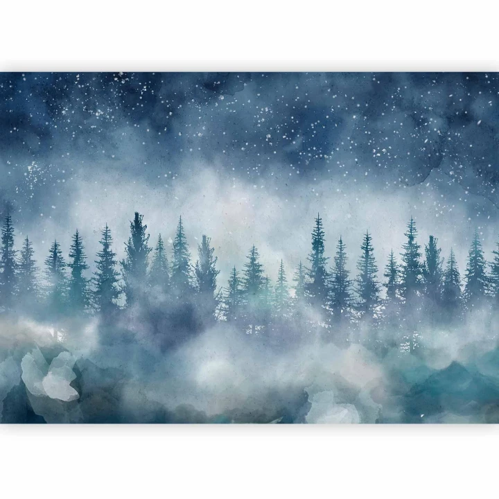 Fototapeta - Nocny krajpejzaż zamglonego lasu nocą z gwiaździstym niebem