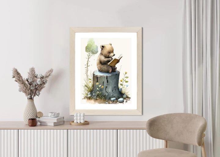 Plakat Niedźwiadek Czytający Bajki Na Pniu Drzewa