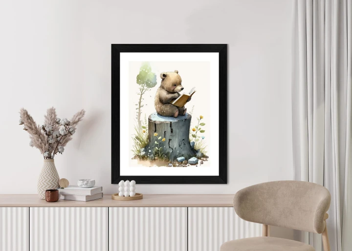 Plakat Niedźwiadek Czytający Bajki Na Pniu Drzewa