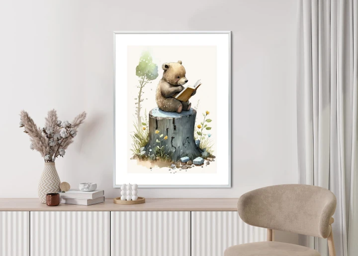 Plakat Niedźwiadek Czytający Bajki Na Pniu Drzewa