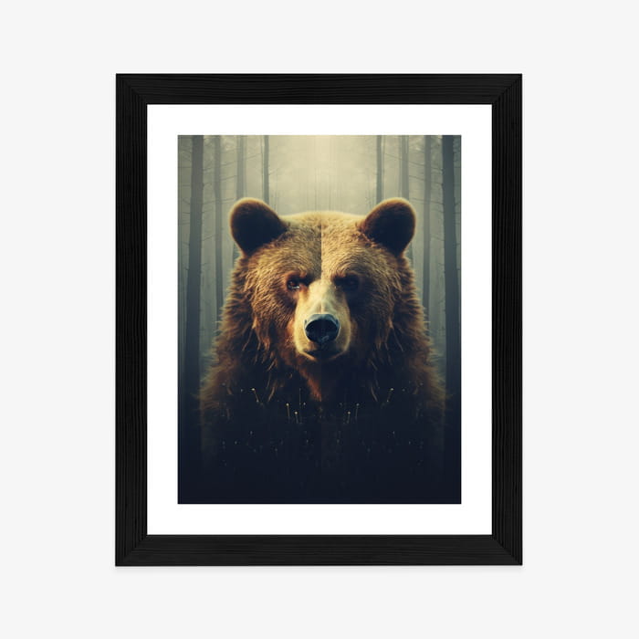 Plakat Ogromny Niedźwiedź W Zamglonym Lesie