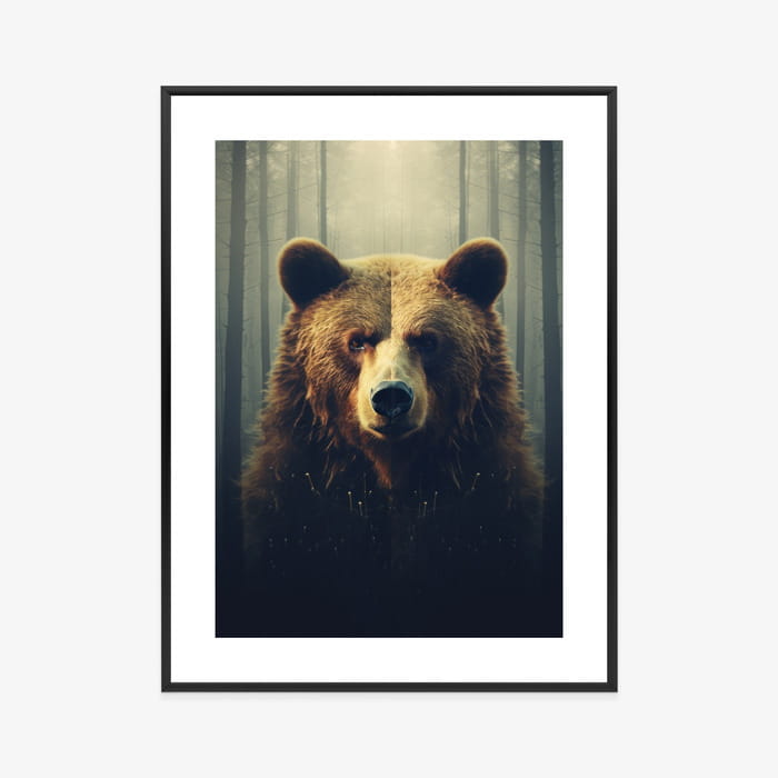 Plakat Ogromny Niedźwiedź W Zamglonym Lesie