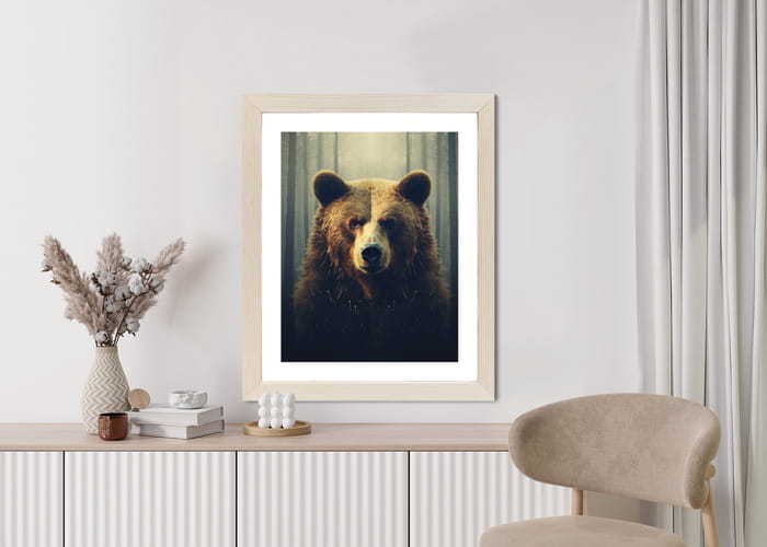Plakat Ogromny Niedźwiedź W Zamglonym Lesie