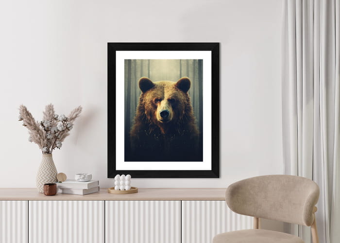 Plakat Ogromny Niedźwiedź W Zamglonym Lesie