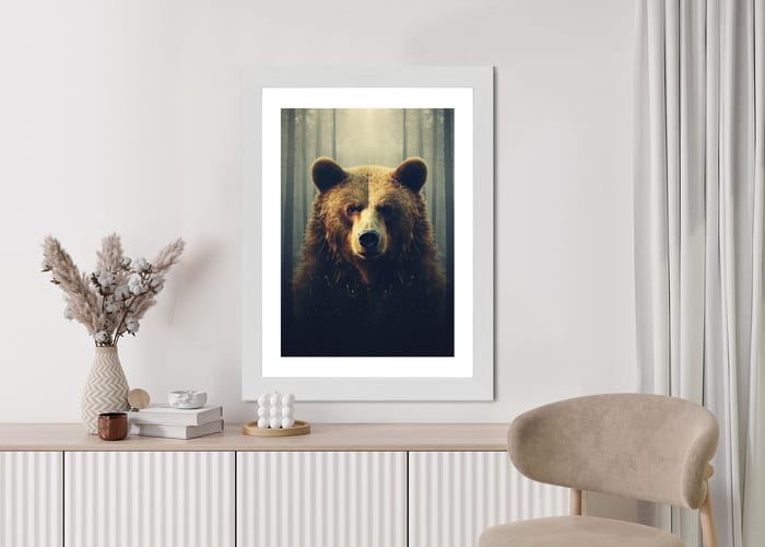 Plakat Ogromny Niedźwiedź W Zamglonym Lesie