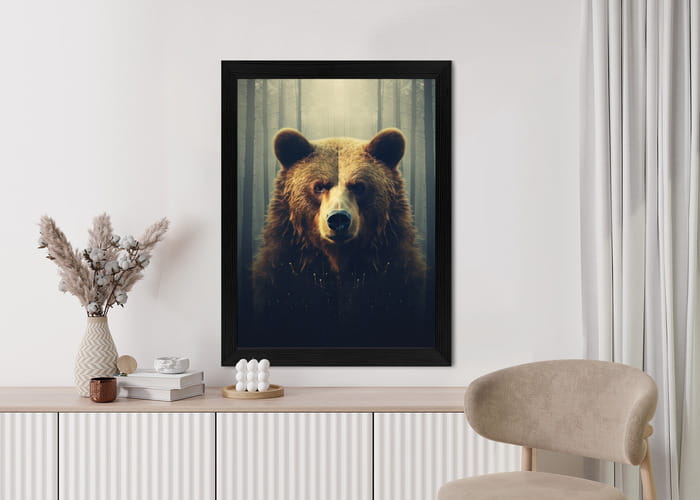 Plakat Ogromny Niedźwiedź W Zamglonym Lesie