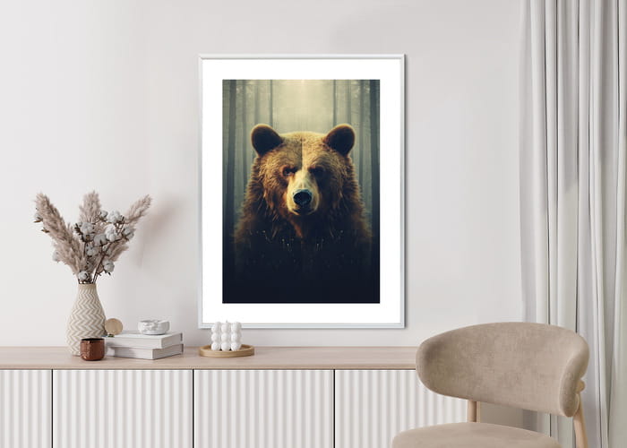 Plakat Ogromny Niedźwiedź W Zamglonym Lesie