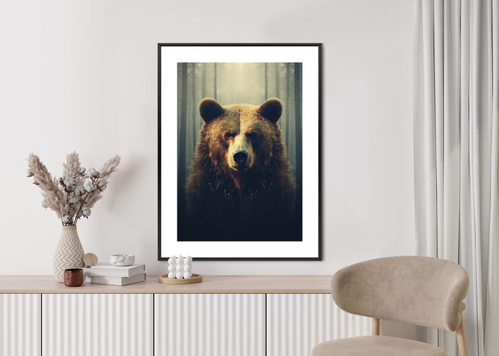 Plakat Ogromny Niedźwiedź W Zamglonym Lesie
