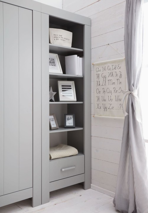 Szary regał Calmo przy szafie w pokoju młodzieżowym