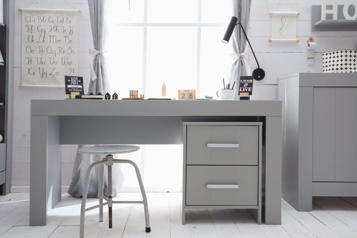 Biurko młodzieżowe Calmo szare z kontenerkiem w strefie nauki