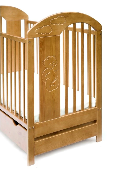 Detal zagłówka łóżeczka niemowlęcego Bear z frezowanym misiem i chmurkami