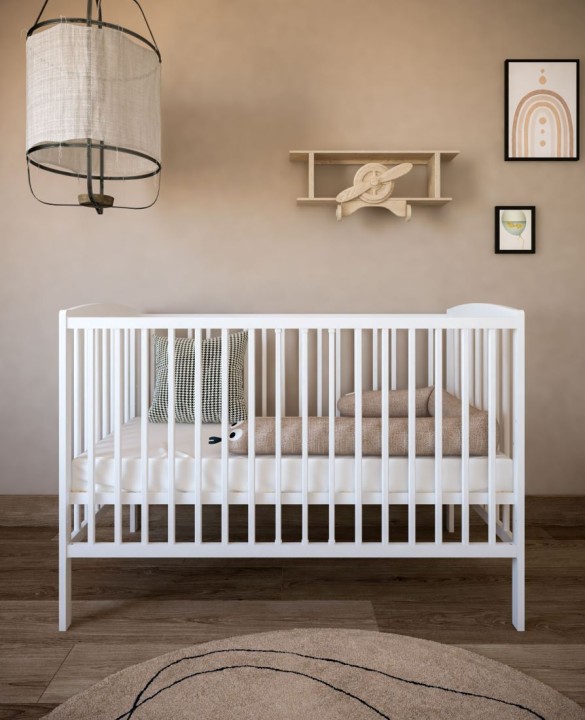 Białe łóżeczko niemowlęce 120x60 w pokoju dziecka