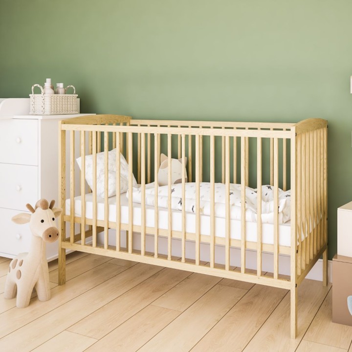 Naturalne drewniane łóżeczko dziecięce 120x60 w skandynawskim pokoju niemowlaka