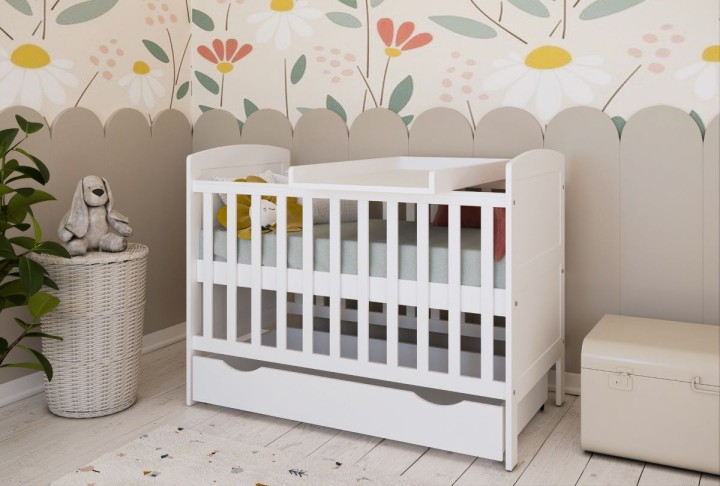 Białe łóżeczko 3w1 z przewijakiem w aranżacji pokoju dziecka