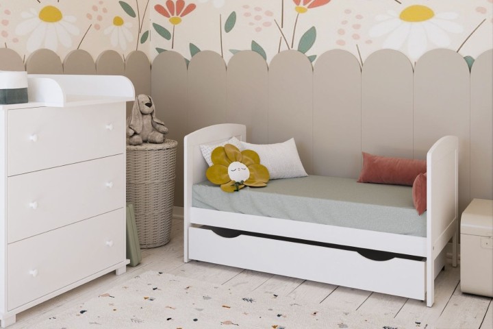 Tapczanik z szufladą w pokoju dziecka jako kolejny etap łóżeczka 3w1