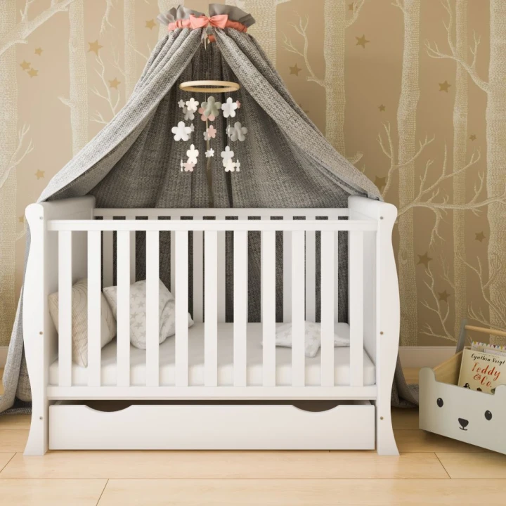 Białe łóżeczko dziecięce z szufladą 120x60 w aranżacji z baldachimem