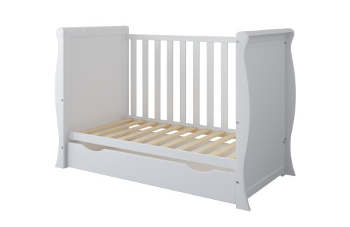 Biała sofa dla dziecka powstała z łóżeczka z szufladą 120x60