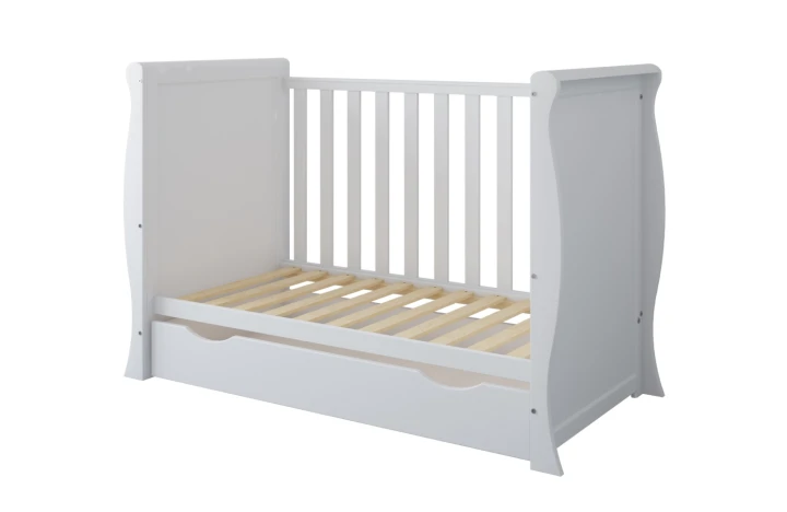 Biała sofa dla dziecka powstała z łóżeczka z szufladą 120x60