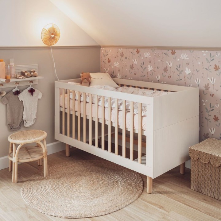 Łóżeczko-tapczanik Miloo 140x70 szampańskie w aranżacji pokoju dziecka