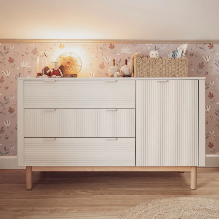 Szampańska komoda Miloo z szufladami i drzwiami w pokoju dziecka