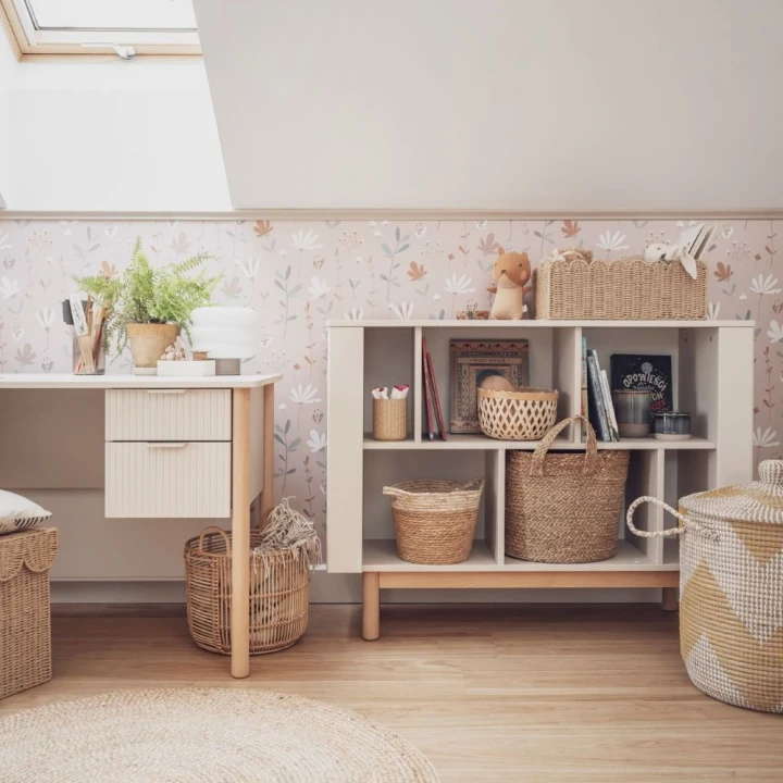 Szampański regał niski Miloo obok biurka w pokoju dziecka pod skosem