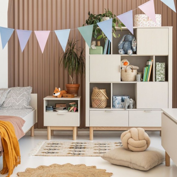 Aranżacja pokoju dziecka z regałem szerokim i stolikiem nocnym z kolekcji Miloo