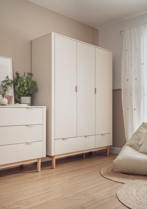 Szampańska szafa 3-drzwiowa Miloo w aranżacji pokoju dziecka