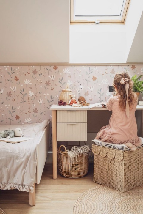 Biurko Miloo szampańskie w pokoju dziecka pod oknem dachowym