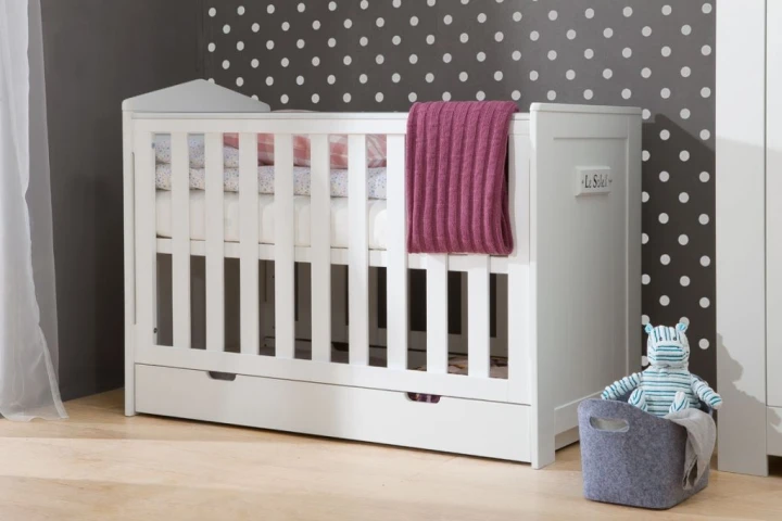 Białe łóżeczko Marsylia w pokoju niemowlęcia