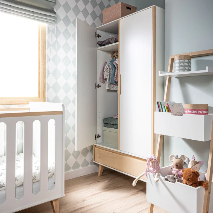 Szafa dziecięca Loopi otwarta w pokoju niemowlęcia