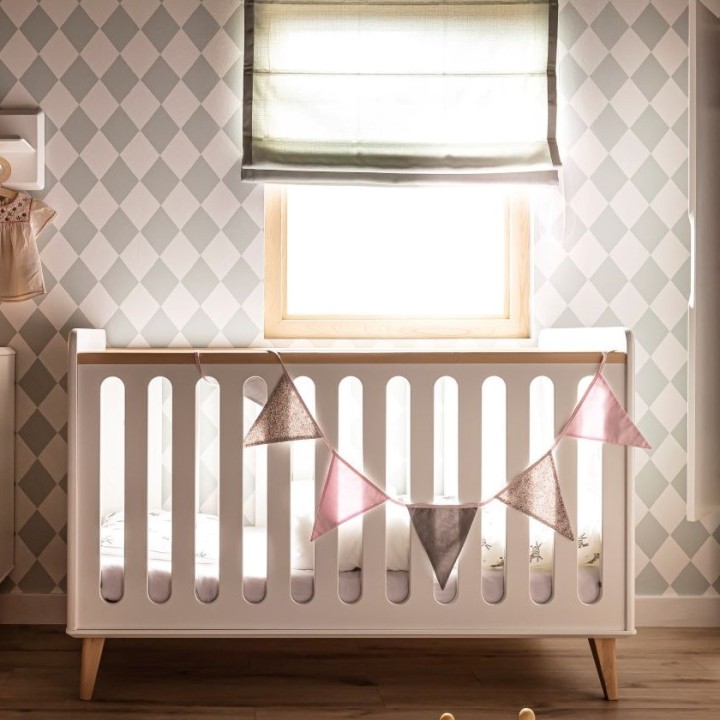 Łóżeczko dziecięce Loopi w pokoju niemowlęcia