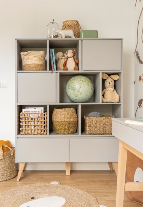 regal szeroki swing szary w pokoju dziecka w stylu skandynawskim
