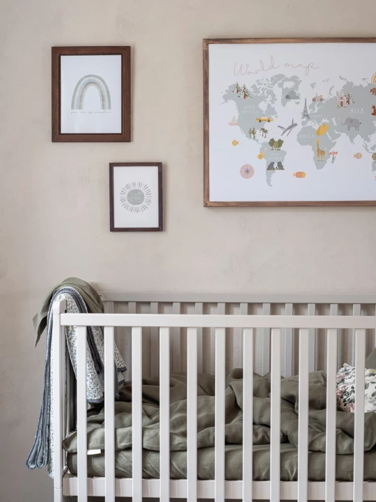 Zbliżenie na szczebelki łóżeczka Vintage kaszmir