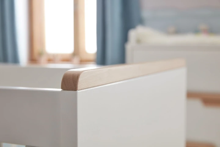 Zaokrąglona bukowa nakładka na szczycie łóżeczka Snap w pokoju dziecka